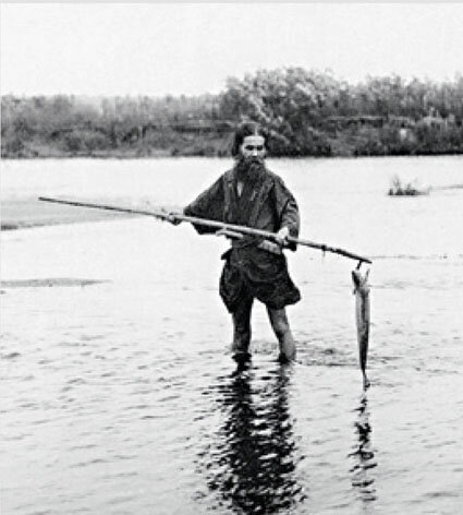 Ловля кеты на мелководье с помощью марэка. Фотограф С. Киносита, 1920-е гг.