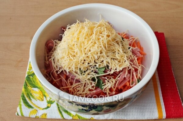 Салат с морковью по-корейски, колбасой и сухариками — пошаговый рецепт с фото