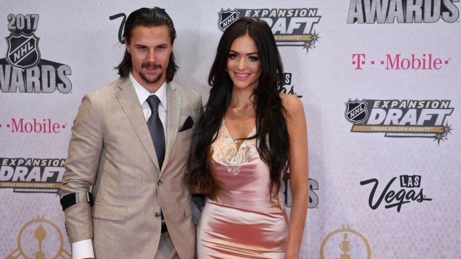 Сообщество НХЛ поддержало игрока Сенаторов Оттавы Эрика Карлсона и его жену Мелинду, которая потеряла сына за месяц до его назначенного срока. (Reuters 