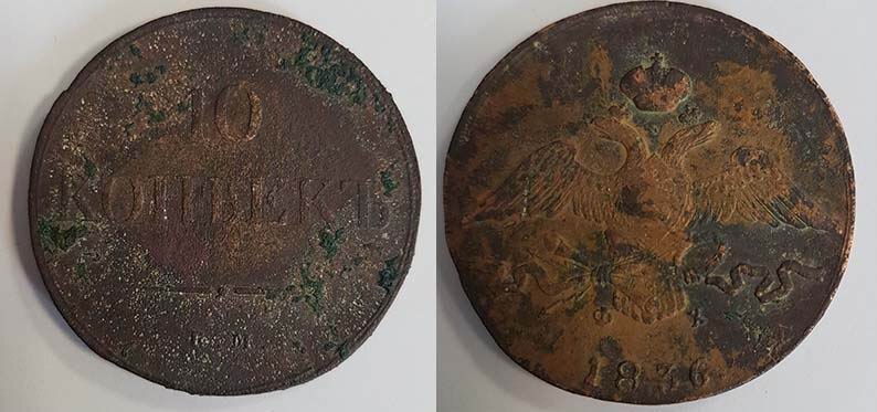  Орел с крыльями вниз без скипетра и державы был не только в начале XIX века, но и на российских купюрах 1917 года вместе со свастикой, и на монетах начала 90-х годов. 
