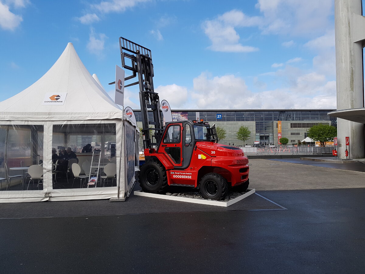 Погрузчики кругом на выставке