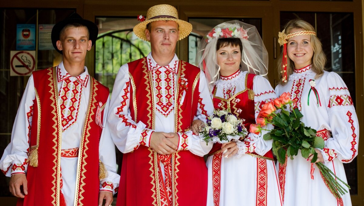 Белорусы в национальных нарядах