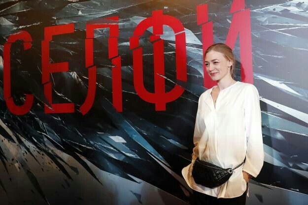 В ПОСЛЕДНЕЕ ВРЕМЯ МНОГИЕ ОТМЕЧАЮТ, КАК СИЛЬНО ИЗМЕНИЛИСЬ СТИЛЬ И ПОВЕДЕНИЕ ОКСАНЫ АКИНЬШИНОЙ. РАНЬШЕ АКТРИСА ЛЮБИЛА ЭПАТИРОВАТЬ ПУБЛИКУ ДЕРЗКИМИ ЗАЯВЛЕНИЯМИ, НАРЯДАМИ И ПОВЕДЕНИЕМ. В ПОСЛЕДНЕЕ ВРЕМЯ АКИНЬШИНА СТАЛА СКРОМНЕЕ. МАМА ТРОИХ ДЕТЕЙ СЕЙЧАС ПРОПАГАНДИРУЕТ КРЕПКИЕ СЕМЕЙНЫЕ ОТНОШЕНИЯ И В ОДЕЖДЕ ПРЕДПОЧИТАЕТ НЕЖНЫЙ ЖЕНСТВЕННЫЙ СТИЛЬ. 2018 ГОД (ФОТО: АРТЕМ ГЕОДАКЯН/ТАСС)