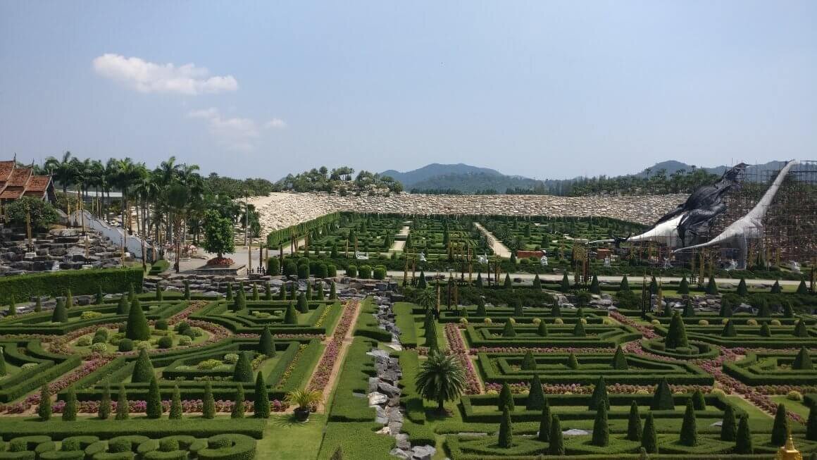 Тропический сад Нонг Нуч (Nong Nooch Tropical Garden), по состоянию на 2018 год является одним из самых популярных туристических мест Паттайи, которые обладают определенной исторической ценностью. То есть, ставить Нонг Нуч парк в один ряд с экскурсиями по островам или на реку Квай мы бы не стали.