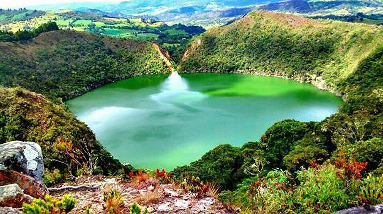 Еле сдерживая волнение, Гумбольдт стоял на обрывистом склоне, вглядываясь в бирюзовую гладь чашеобразного озера. В одной из скал он заметил вырубленные ступени, уходившие под воду — то были остатки церемониальной лестницы, по которой когда-то спускался на плот «Позолоченный вождь».