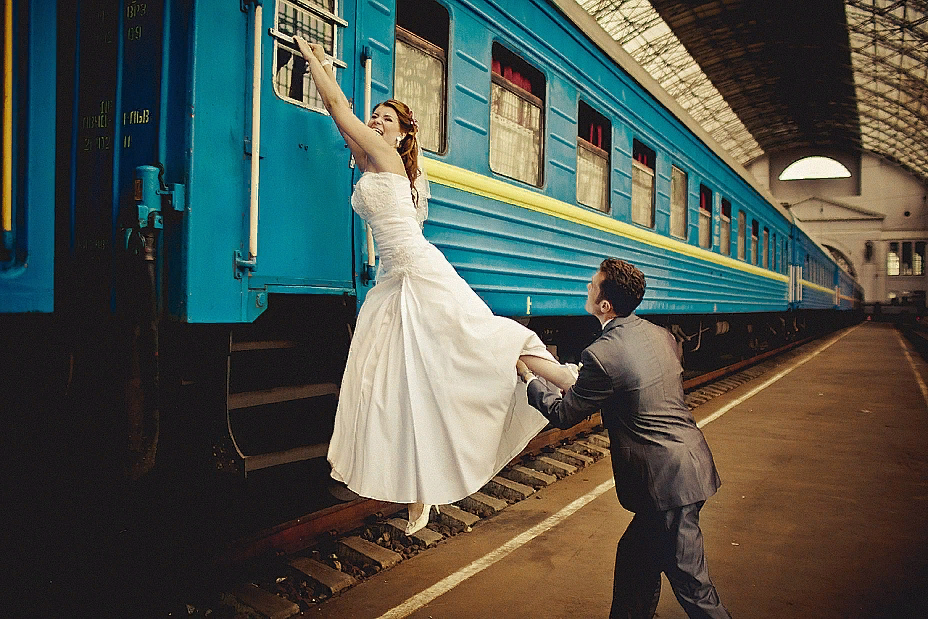 Свадьба в поезде. Невеста уезжает. Невеста убегает. Девушка сбегает со свадьбы. Сбежать или покориться