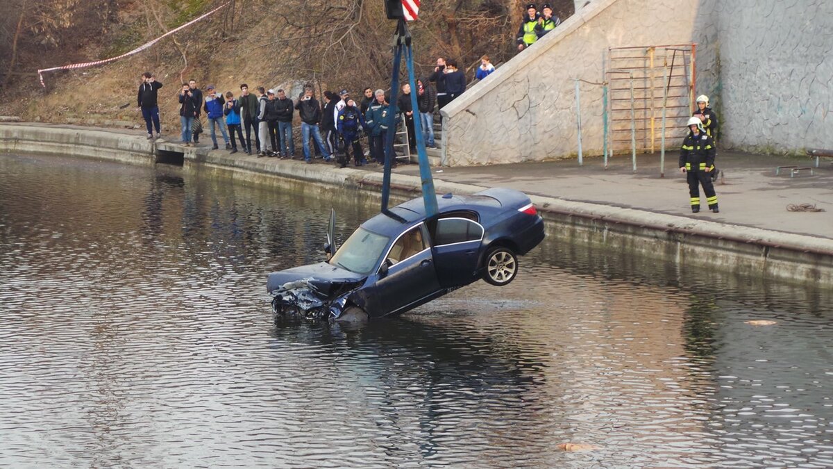 действия водителя при падении автомобиля в воду