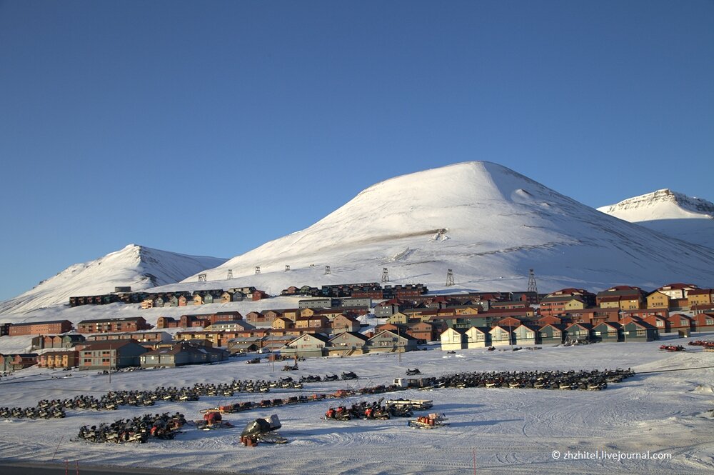 Норвежский город Лонгйир находится на полярном архипелаге Шпицберген в Северном Ледовитом океане. Шпицберген — территория с особым статусом, поэтому здесь куча всяких особенностей.