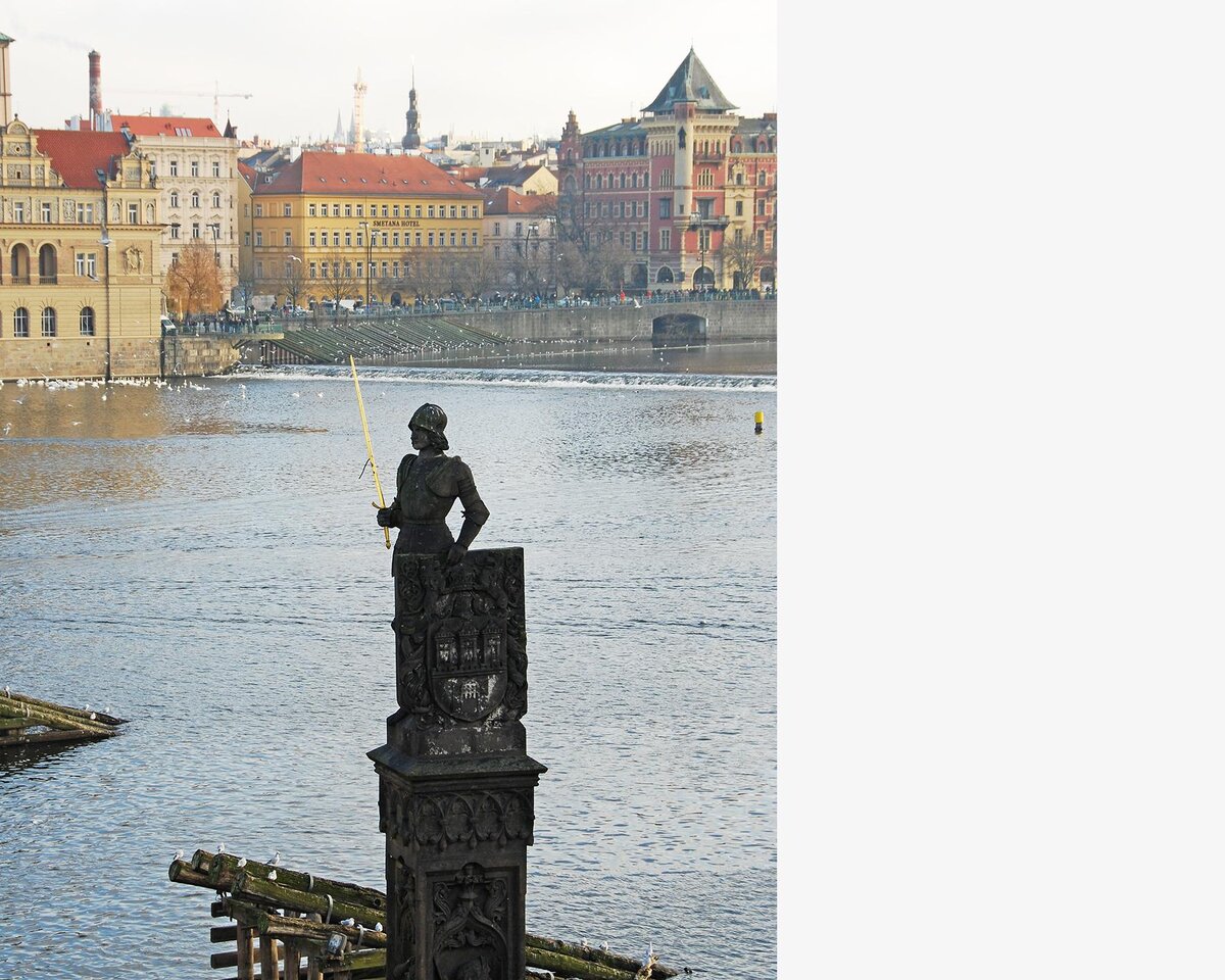 Прага, Карлов мост, статуя рыцаря Брунцвика (фото: Михаил Пимонов, 2016 г.)