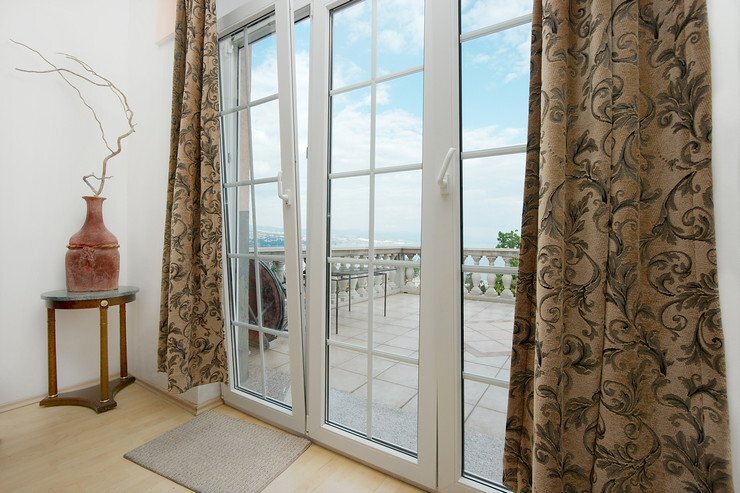 Пластиковые двери балкона