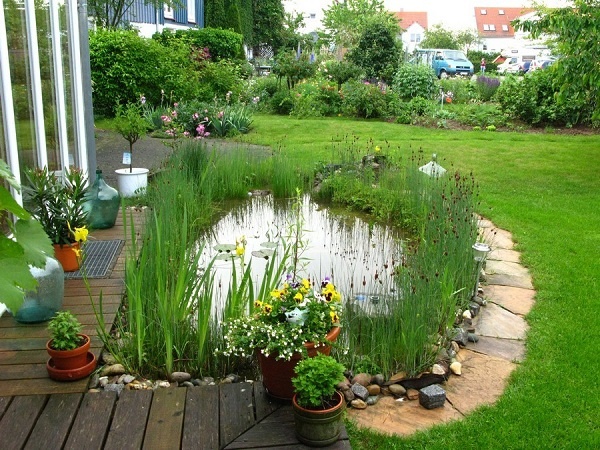 Если водоем мелкий, можно расположить его недалеко от строения