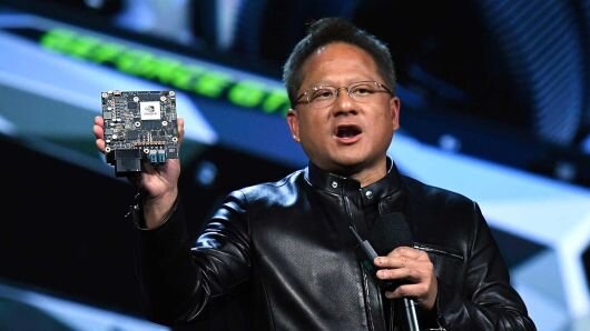 Getty ImagesОснователь Nvidia, президент и главный исполнительный директор Jen-Hsun HuangАналитики с оптимизмом смотрят на рост Nvidia из-за нового цикла продуктов, даже когда ключевой рынок колеблется.
Акции Nvidia закрылись на 4,9 процента в пятницу, на следующий день после того, как в четверг сообщили о ожидаемых финансовых результатах второго квартала. Компания дала рекомендации по продажам немного ниже, чем консенсус Уолл-Стрит в третьем финансовом квартале, и предупредил о будущем дохода от криптовалютной добычи.
«В то время как мы ранее предполагали, что криптовалютность будет значимой в течение года, мы сейчас не планируем никаких взносов в будущем», - заявил в четверг в четверг главный финансовый директор Nvidia Колетт Кресс.
Шахтеры Cryptocurrency используют графические карты на основе чипов AMD и Nvidia для «монеты» новых монет, которые затем могут быть проданы или удерживаться для оценки. В этом году цена на ethereum снизилась почти на 60 процентов, извивая спрос на криптоминантные карты.