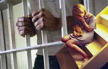 Почти 15 лет проведёт в колонии житель Нижнего Тагила: мужчину осудили за совершение развратных действий в отношении несовершеннолетних. 
Как установили правоохранители, на протяжении 2016-2017 годов мужчина совершал развратные действия в отношении девочек 6-8 лет. Одной из жертв извращенца даже стала его племянница. Родители пострадавших детей сами отпускали детей погулять с педофилом. На счету извращенца 36 доказанных эпизодов развратных действий, не исключено, что это не полный список.

Изобличить преступника помогла старшая сестра одной из потерпевших, которая прочла дневник младшей сестры. Как оказалось, 8-летняя девочка записывала подробности прогулок с мужчиной: педофил просил жертв раздеваться, трогал их и просил прикасаться к себе.

Лояльность своих жертв мужчина обеспечивал, давая девочкам небольшие суммы денег. Как признался во время следствия извращенец, он был готов на половой акт с несовершеннолетними, так как уже не получал удовлетворения от своих действий, однако планам педофила не суждено было сбыться - он был арестован и помещён под изолятор.

http://vtagile-online.ru/news/6695-v-nizhnem-tagile-osudili-pedofila.html