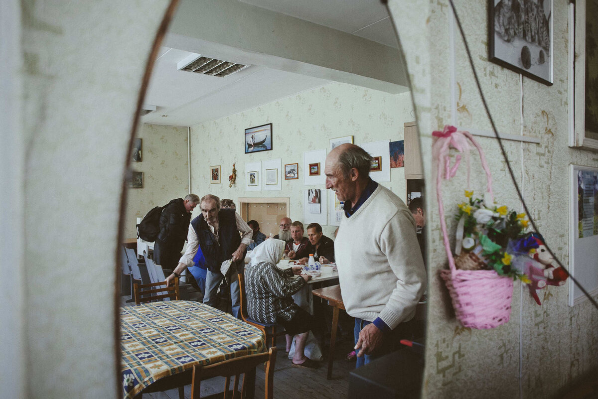 Волонтеры сделали здесь косметический ремонт, стены украсили картинами, на окнах повесили занавески и поставили вазоны с цветами. Фото: Александр Васюкович, Имена