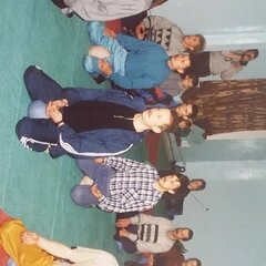 я в светло-зеленых штанах и футболке