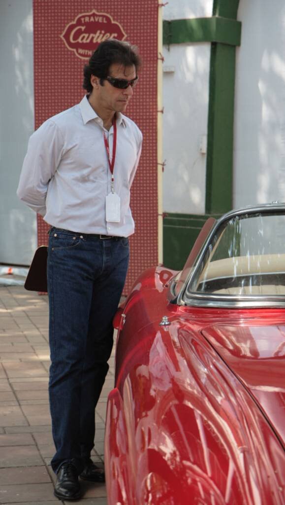 Премьер-министр Пакистана Имран Хан прощается с автомобилем