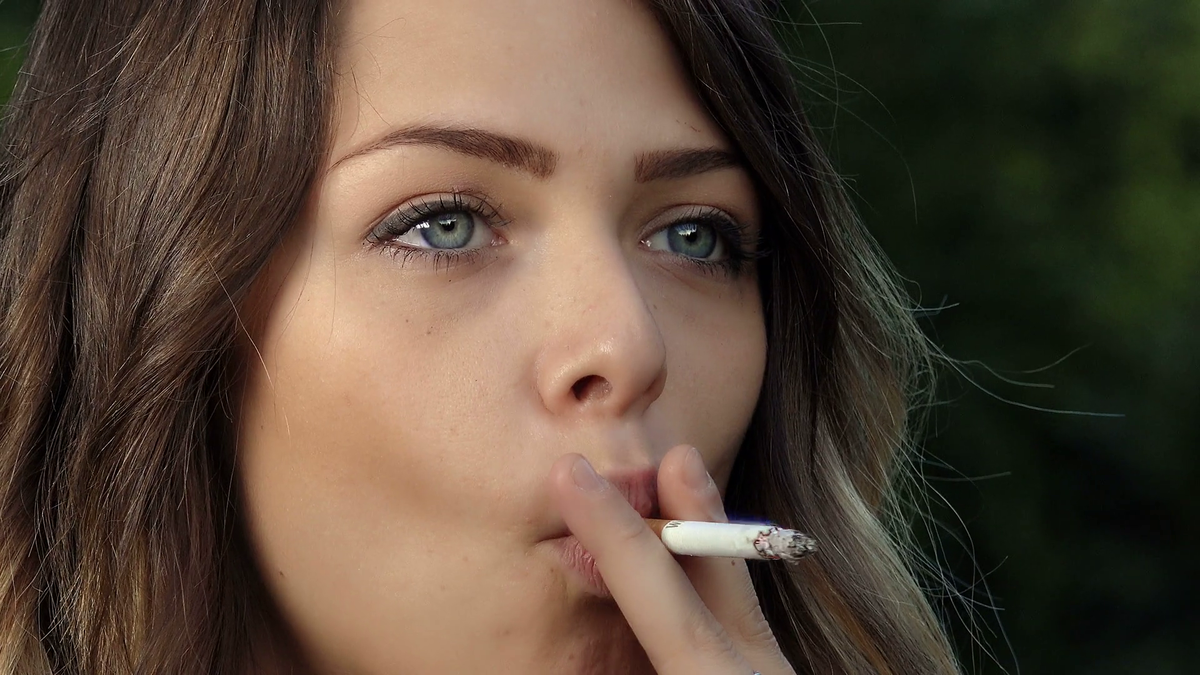 Стоковые видео по запросу Женщина курит