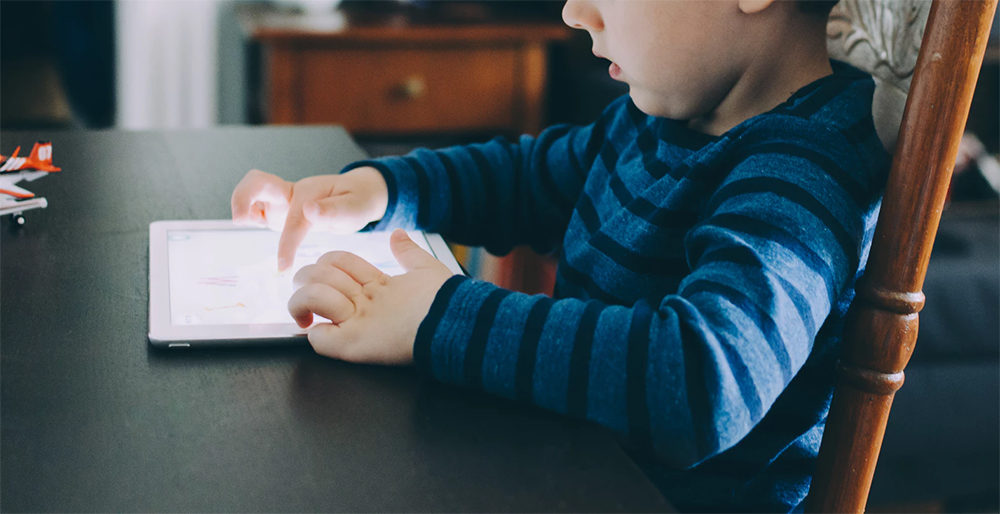 Ещё родители беспокоятся за поведение ребёнка в интернете. Фото: unsplash