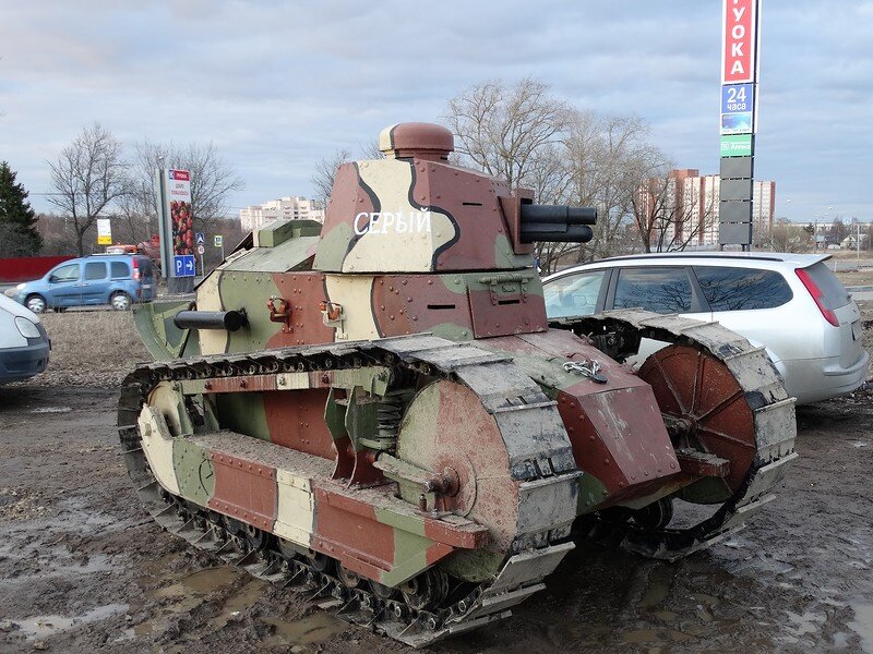 1.  Макет "Борца за свободу товарища Ленина" - русский "Рено" на базе  французского Renault FT-17, или просто "Серый" - на парковке у  супермаркета. 
Автор этой и последующих фото - уважаемая Светлана, спасибо ей за них!