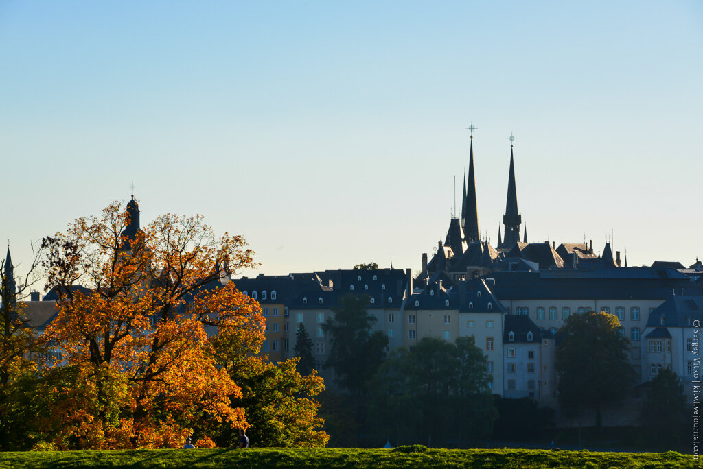  
Захотелось мне уехать куда-то из промозглой и дождливой Москвы. Куда-то туда, где яркое солнце заражает энергией тепла и света. Где уютно комфортно и интересно. Где осенние эмоции настраивают думы на творческий лад.
