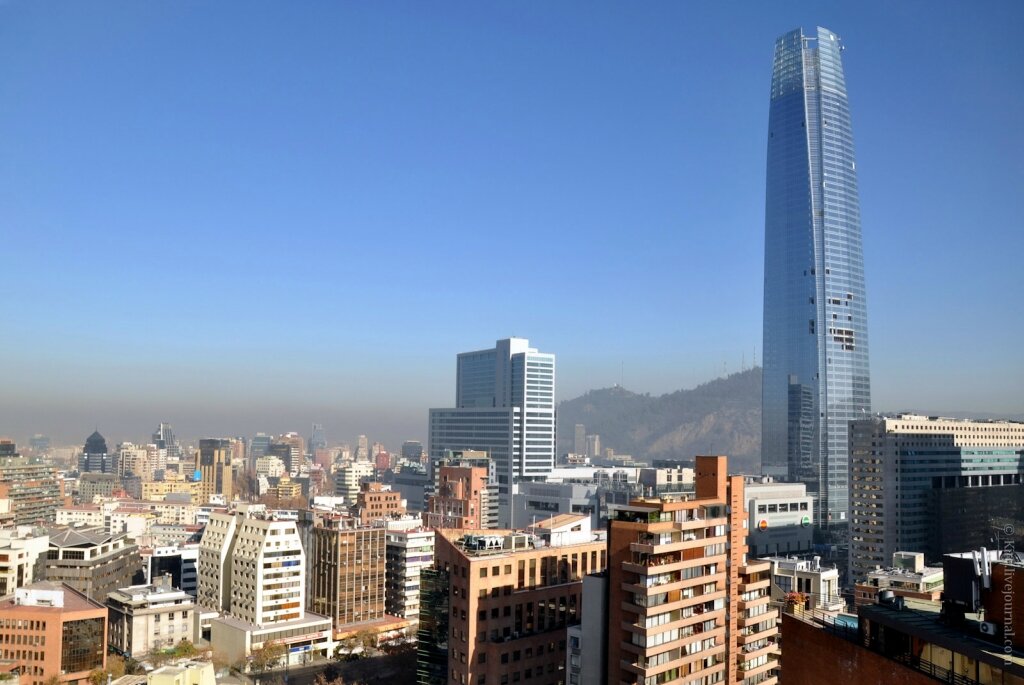  
Шести миллионный Сантьяго - крупный финансовый и промышленный центр Чили. Столичный регион генерирует практически 45% ВВП страны. И конечно же здесь есть свой манхеттен, финансовый и деловой центр Sanhattan district. Самым узнаваемым символом района с 2013 года можно смело называть трехсот метровую башню Gran Torre Santiago, - самую высокую в Южной Америке, и вторую по высоте в Южном полушарии (выше только Q1 в австралийском Мельбурне).   
