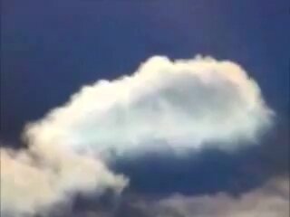  Во время съёмки обычного облака, в кадр попадает неопознанное летящее и светящееся существо очень похожее на Ангела или Фею. Полёт напоминает взмах крыльев. Существо летит на большой скорости.