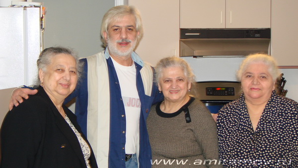 Ефрем Амирамов с сёстрами (слева направо): Cветлана, Щифро, Хайя, 2006 год (https://amiramov.ru)