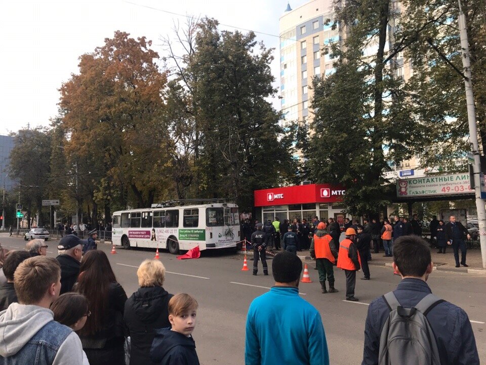 Новости орел сегодня последние свежие события. Авария с троллейбусом в Орле. Происшествие в Орле 9 октября 2018 г с троллейбусом. Троллейбус в Орле погибли. Новости Орловской области за последние сутки.