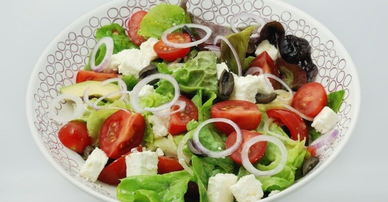 Сейчас хочу рассказать вам о тонкостях приготовления всем нам известного греческого салата.