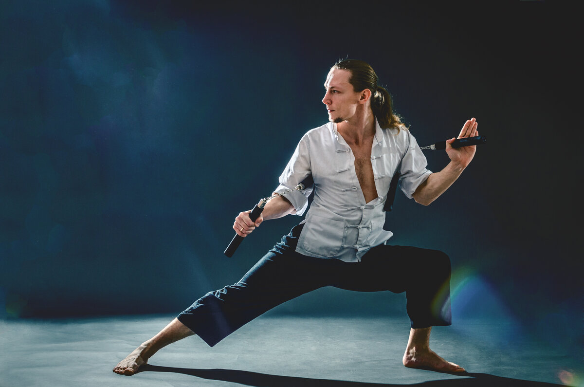 Красота, ловкость, сила и самовыражение! Это то немногое, что может вам дать такой незамысловатый предмет, как нунчаки! И что важно, начинать можно в любом возрасте и при любом уровне подготовки! Ниже я похвастаюсь видео с моими учениками, в котором вы можете увидеть ловкость и красоту этого оружия. Для наглядности я выбрал видео с учеником 6 лет и со взрослой девушкой, тоже моей ученицей (важно, что нунчаки не являются основным профилем на их тренировках, а только частью тренировочного процесса). После видео немного о самих нунчаках и о моём к ним отношению.