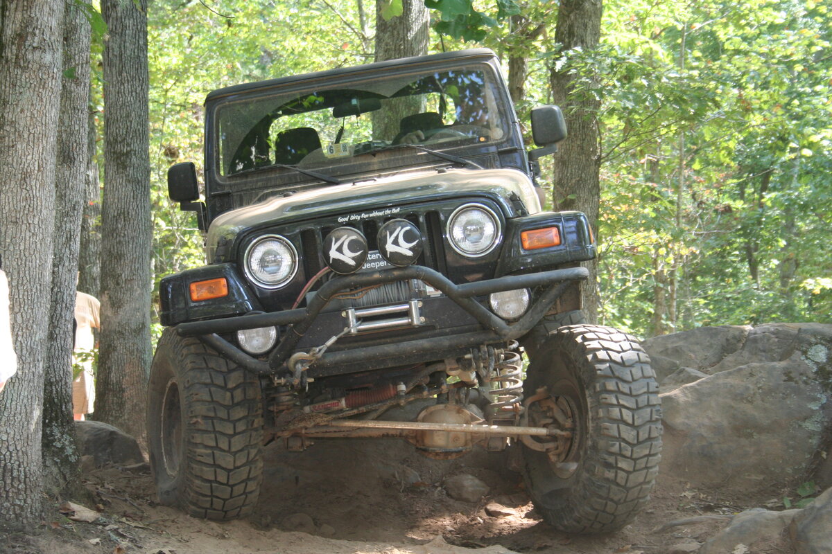 Jeep в лесу rockfshr/www.flickr.com/CC0