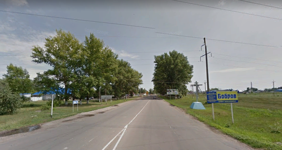 Въезд в город Бобров со скромным указателем
