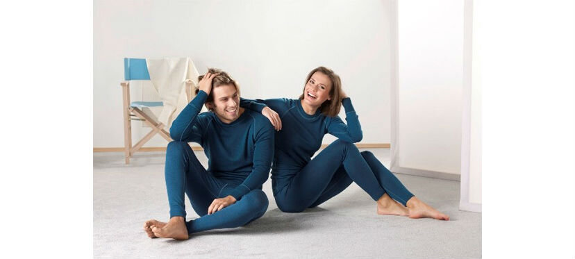 Комплект термобелья для велосипедистов состоит из штанов и кофты. Функции термобелья – удерживать температуру тела и впитывать влагу.  Термобелье надевается под одежду, в которой вы ездите. В роли такой одежды должна выступать непродуваемая одежда, внешне они выглядят как спортивные куртки, достаточно стильно. И главное выполняют функцию водоотталкивания и защиты от ветра.