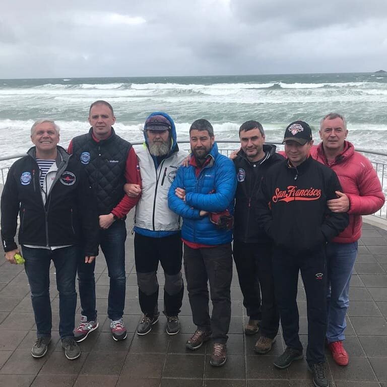 Федор Конюхов – выдающийся российский путешественник, писатель, художник. Жизнь этого замечательного человека полна опасных приключений и интересных встреч. Восхождение на Эверест, кругосветные одиночные плавания,  полеты на воздушном шаре – вот далеко не полный перечень всех экспедиций отважного путешественника.