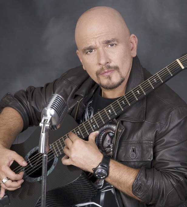 отличный  исполнитель  нашей современности и автор собственных песен пока такие авторы есть то наша песня будет жить всегда