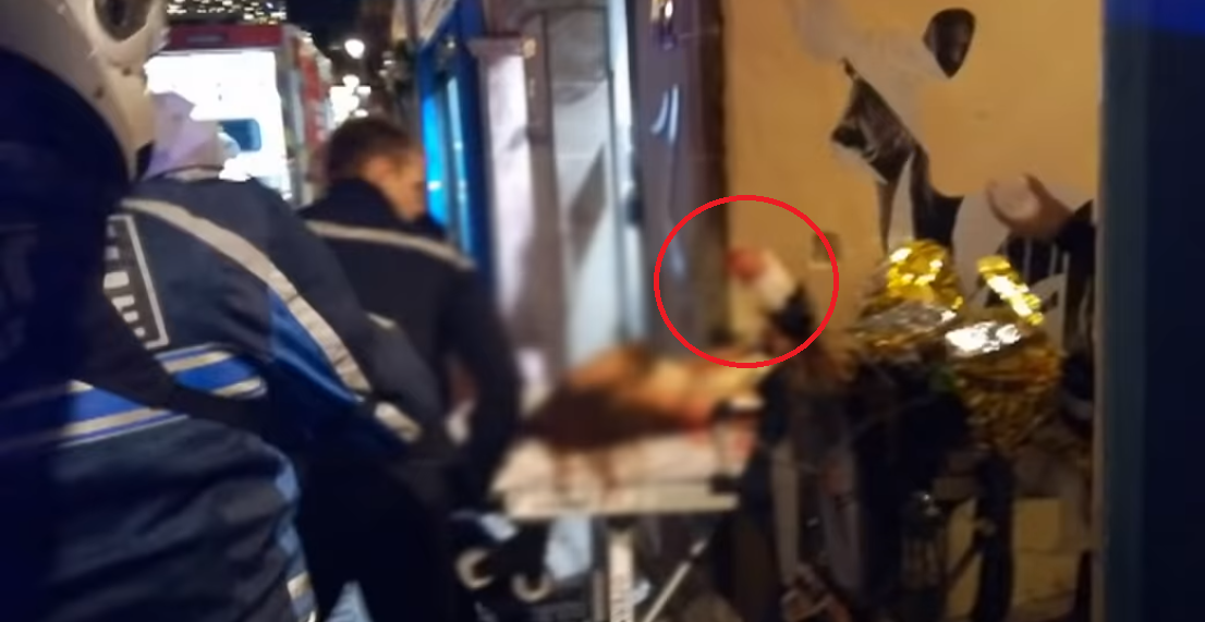 Медики оказывают помощь тяжело раненому.