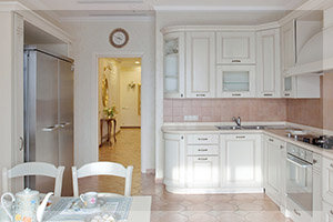 Сегодня в моде как современные стили керамической плитки, так и те, которые были в моде несколько столетий назад. До сих актуальна классика с характерными для нее природными фактурами и бежево-коричневой цветовой гаммой. Для классического интерьера подойдет плитка квадратной или прямоугольной формы молочного, кофейного, сливочного оттенков, «разбавленная» плиткой в темных оттенках, начиная с шоколадного. Размер плитки может быть самым разнообразным, но в целом для классического интерьера лучше не выбирать слишком крупную керамическую плитку. Среди представителей классического стиля можно выделить фабрику Italon и его коллекции Charme, Artwork, Elite, Wood а также новинку Travertino.