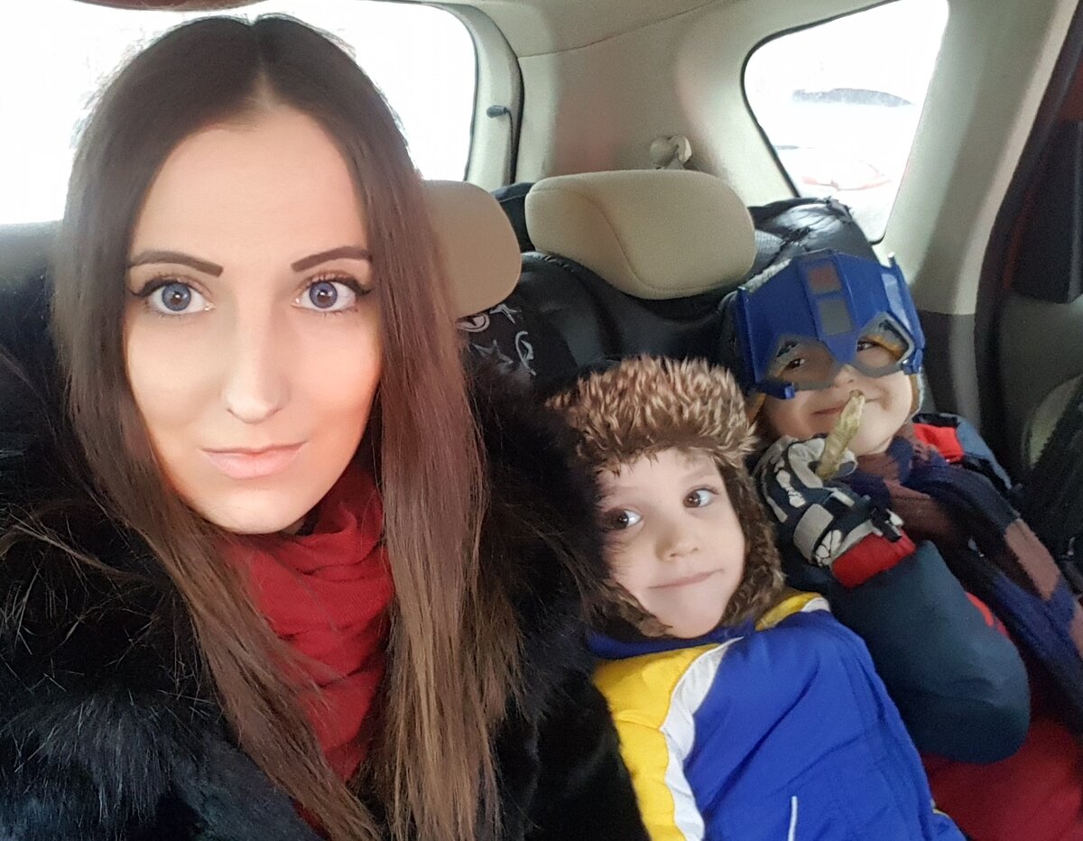 Хотелось бы поговорить о поездках в такси с детьми. Я думаю каждой маме хоть раз, но приходилось ехать на такси с ребенком, а то и с двумя-тремя. Какими сервисами вы пользуетесь? Насколько я знаю сейчас даже в яндексе сделали раздел детское такси, НО там есть возможность выбрать возраст только одного ребенка. До того как ввели эту функцию я писала комментарий к заказу "2 или 3 ребенка", и вы не представляете сколько раз таксисты по приезду  просто отказывались везти с детьми с отговоркой, что они не читали комментарий. А штраф ему не хочется за непристегнутого по правилам ребенка. Я понимаю это их право не везти без надлежащего удерживающего устройства для детей. НО почему так сложно было прочитать комментарий и отказаться от поездки сразу. И никаких проблем -  я еще сижу дома и жду такси. Примет следующий водитель.  Но нет же надо взять заказ не глядя, приехать, потратить бензин, свое и мое время. Я выхожу уже вся готовая, с сумками и детьми в охапку, а водитель просто пожимает плечами и дает по газам. Приходится снова заказывать такси, стоя на улице держа телефон в одной руке, в другой маленького ребенка и в зубах сумку, пытаясь сквозь зубы кричать другим детям не разбегаться в стороны.  Это просто такой уровень стресса, который я вспоминаю с ужасом.  Я понимаю, что машина в семье это не роскошь, а просто средство передвижения. Но мы как-то и без машины нормально живем, за исключением таких случаев.  В принципе для чего такси и создано, чтоб ездить на нем тогда когда тебе надо.  Но я наверно больше не буду ездить с детьми на такси пока им 18 не исполнится, они не получат  права на машину и будут ездить сами вообще. Потому что  мало того, что такие подставы водители выкидывали, еще же и дети себя как ведут в такси это отдельная тема.