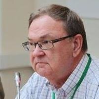 — У нас единственная причина для повышения — это налоговое бремя. То есть когда повышается акциз по решению правительства, ставка НДС, то, естественно, цены должны расти, потому что нефтяные компании при колебании цен на сырую нефть на мировом рынке не ощущают большой разницы. Вся разница с определенного момента идет в правительство в виде налога. Как только повышается цена на нефть, прибыль идет не нефтяной компании, а правительству, поскольку налог автоматически повышается, — комментирует ситуацию экономический аналитик, востоковед и партнер консалтинговой компании RusEnergy Михаил Крутихин.