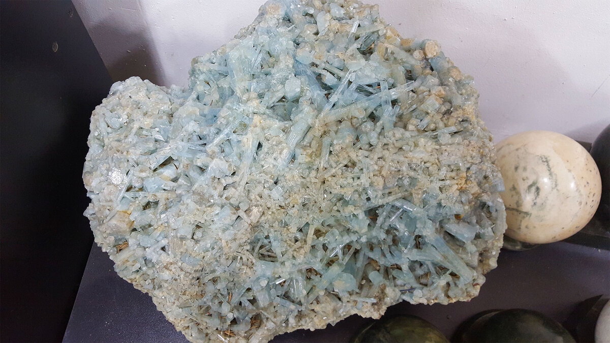 Минералогическое сырье аквамарина - это множество спаянных между собой трубочек кристаллов. Из этих трубочек и делают аквамариновые украшения. ( Фото сырья аквамарина сделано в фирме Нефритовые дороги в Иркутске)