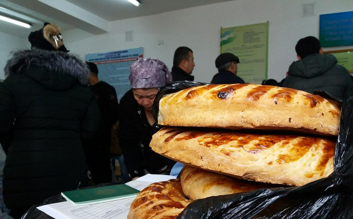 В ПУНКТЕ ПРИЕМА ПЕРЕДАЧ "ТАШТЮРЬМЫ". ФОТО "ФЕРГАНЫ"