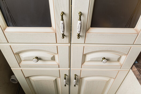 Слева выглядывает маленький газовый счетчик