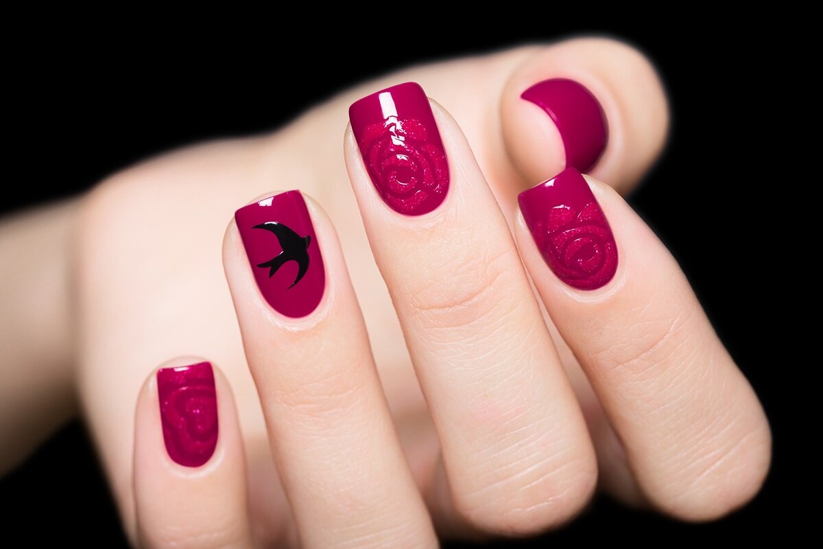 На коротких ногтях смотрятся все без исключения цвета и между прочем даже ярко малиновый оттенок не будет смотреться вызывающим а вот девушки с длинными ногтями не всегда могут себе это позволить. 