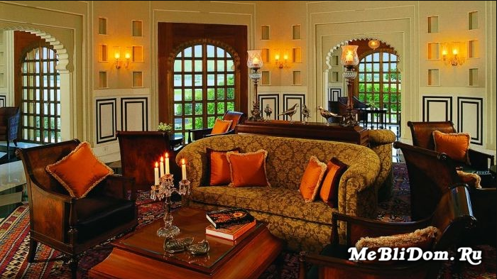 Комната, оформленная в индийском стиле, включает в себя национальные украшения, богатые текстуры и великолепные рисунки. Такой интерьер часто можно увидеть в фильме или на фотографии.