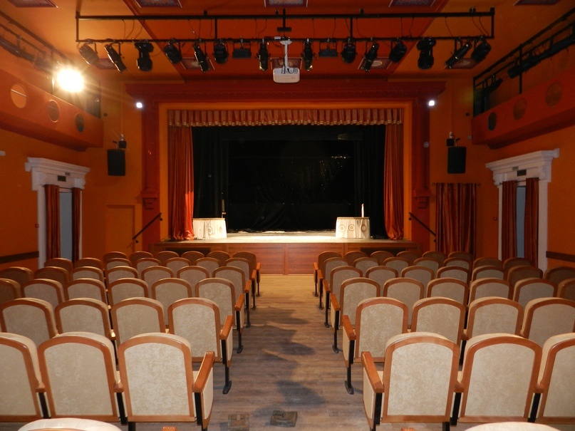 Артистам театра очень нравится новая сцена. А вот светлую обивку кресел в зрительном, вероятно, скоро придется менять. Автор фото: Ольга Умарова.  