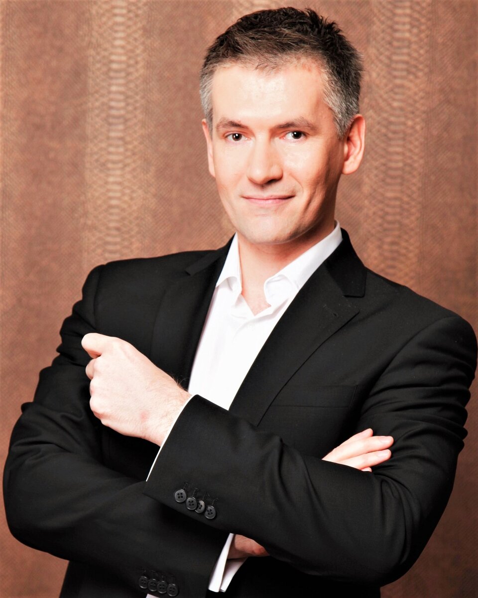 Жила-была девочка и мечтала она стать актрисой. Но окончив школу, она поступила в медицинский институт, потому что родители ее были врачами. После вуза она устроилась работать торговым представителем, чтобы хорошо зарабатывать и обеспечивать свою семью. И через 10 лет она поняла: «Это не моё! Я больше не хочу этим заниматься».