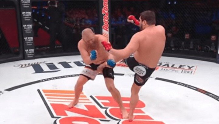 Митрион проводит удар в пах