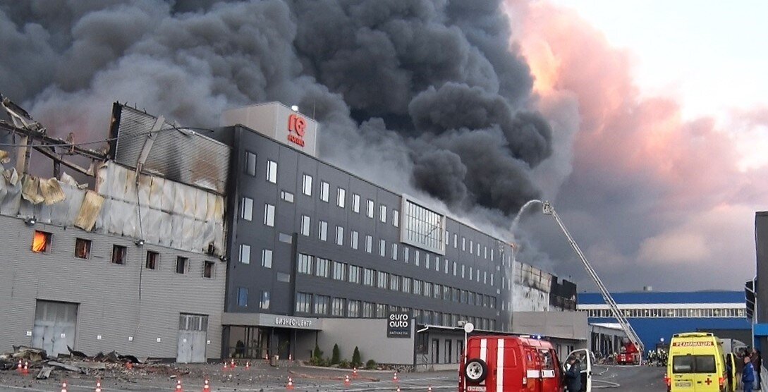 Пожар озон истра. Пожар озон истра 2022. Пожар на складе озон москва. Где горит склад вайлдберриз. Сгорел склад вайлдберриз.