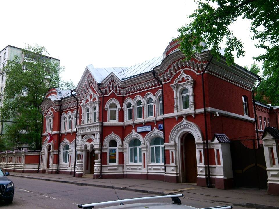 Этот нарядный домик был построен в 1903 году. До 1969 его занимали различные медицинские учреждения, а в 1977-м в его стенах открылся музей общественного питания и кулинария. Потом музей закрыли, снова открыли в 2006 году, а в этом году снова закрыли. И что там будет — пока неизвестно. А стоит он в окружении типичных брежневских панелек, и на этом контрасте хороша заметна разница по отношению к архитектуре в нашей стране в разные эпохи. 