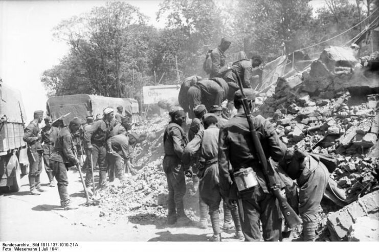 Советские военнопленные за работой в Минске, Беларусь. Июль 1941 г. Бундесархив - CC BY-SA 3.0